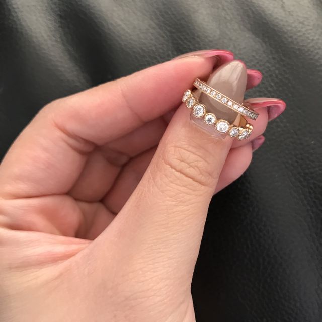 【ENUOVE(イノーヴェ)の口コミ】 デザインに一目惚れしました。
ダイヤがたくさんが使われているところが大…