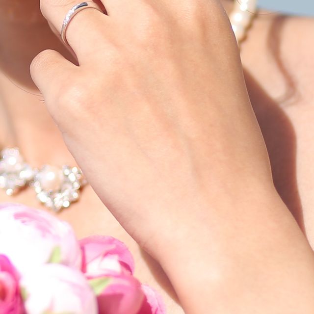 【4℃ BRIDAL(ヨンドシーブライダル)の口コミ】 指輪のデザインが可愛かったのでコレに決めました。ティファニーの指輪と…