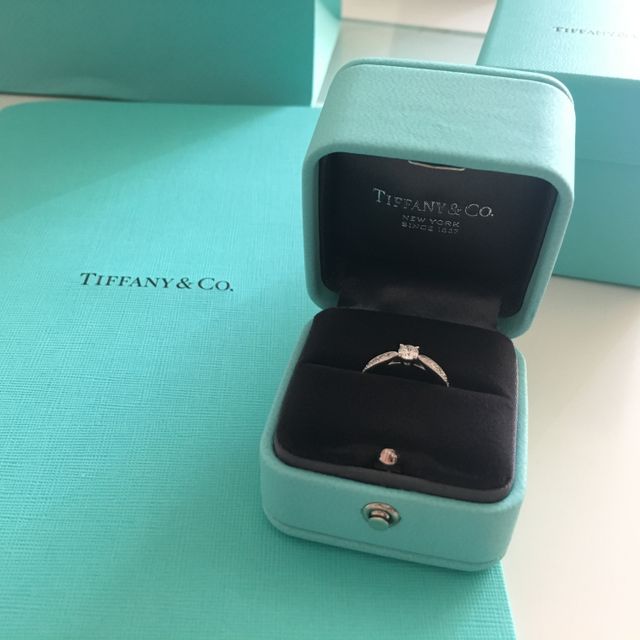 【ティファニー(Tiffany & Co.)の口コミ】 センターのダイヤモンドに向けてリングが細くなるデザインが気に入り、こ…