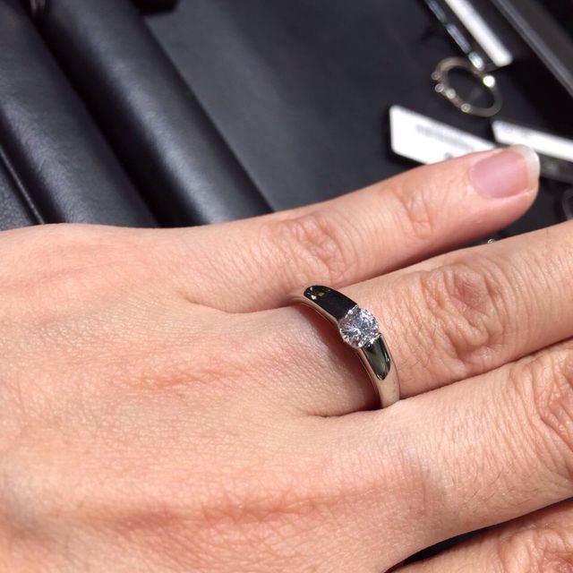 【ラザール ダイヤモンド(LAZARE DIAMOND)の口コミ】 少し太めで高さがあるリングです。
年齢を重ねても太めのリングなら似合い…