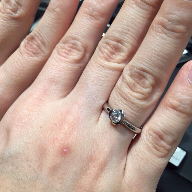 【ラザール ダイヤモンド(LAZARE DIAMOND)の口コミ】 セットと違い周りをぐるっと囲っているので、ダイヤモンド自体が大きく見…