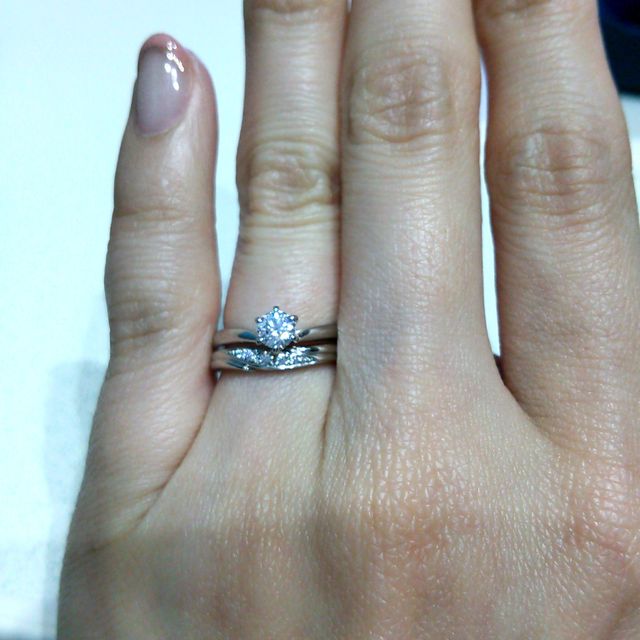 【銀座ダイヤモンドシライシの口コミ】 ダイヤが一番輝いて見えるように、シンプルで尚且つ指にフィットする細め…