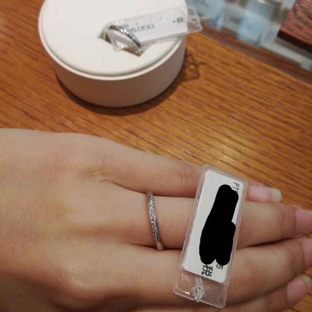 【アネリディギンザ(ANELLI DI GINZA)の口コミ】 中心部に小粒なダイヤモンドがちりばめられており、とても豪華な指輪です…