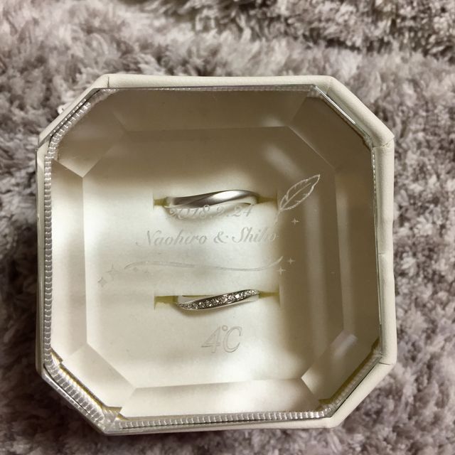 【4℃ BRIDAL(ヨンドシーブライダル)の口コミ】 メンズはシルバーで艶消し加工ができるもの。レディースは細身に斜めのな…