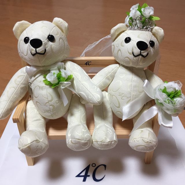 【4℃ BRIDAL(ヨンドシーブライダル)の口コミ】 メンズはシルバーで艶消し加工ができるもの。レディースは細身に斜めのな…