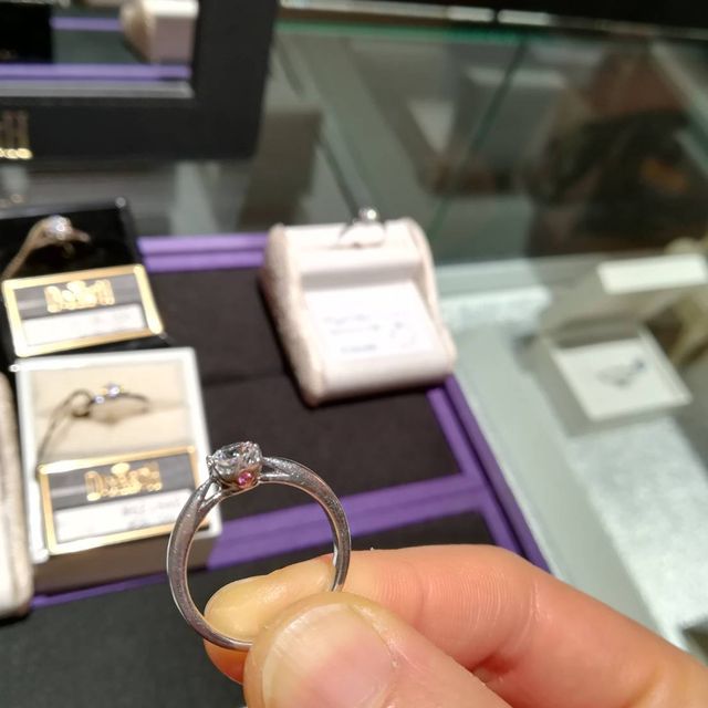 【HOSHI no SUNA 星の砂(ほしのすな)の口コミ】 ダイヤモンドの質が高い。
0.5から1カラットと普通より大きいサイズのダイ…