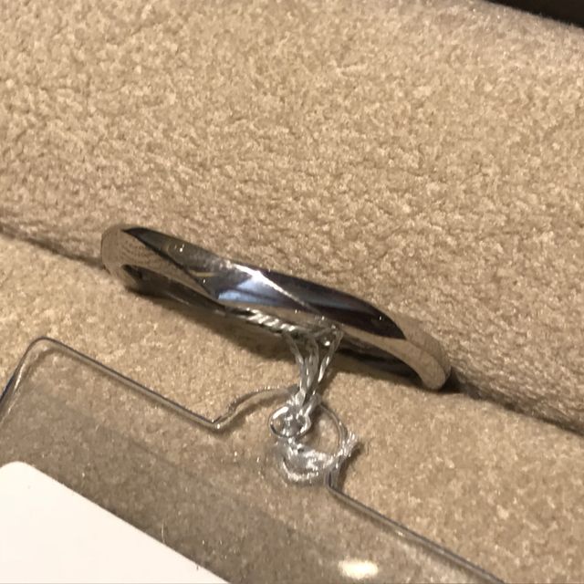 【TRECENTI(トレセンテ)の口コミ】 指がスッキリ長く見えるデザインで、特に新郎用の指輪がとてもしっくりき…