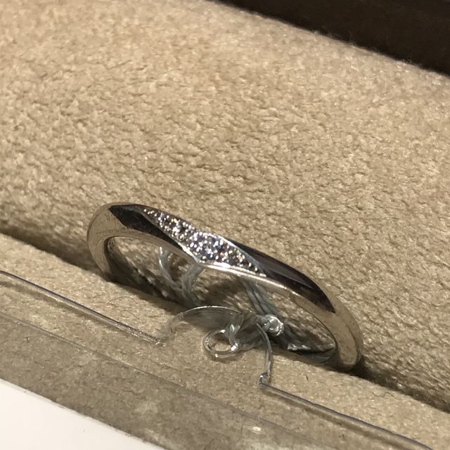 【TRECENTI(トレセンテ)の口コミ】 指がスッキリ長く見えるデザインで、特に新郎用の指輪がとてもしっくりき…