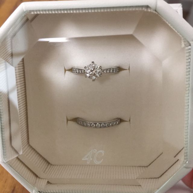 【4℃ BRIDAL(ヨンドシーブライダル)の口コミ】 二つ迷っているお店があり1店舗目の指輪を試着させてもらった時と大きく違…