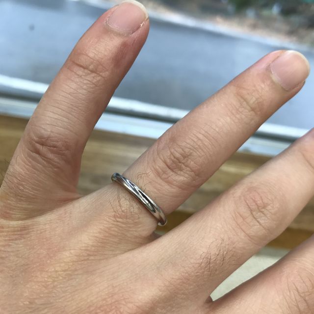 【銀座ダイヤモンドシライシの口コミ】 女性の指輪にはキラリと輝くダイヤモンドが光り、素敵な女性らしさを印象…