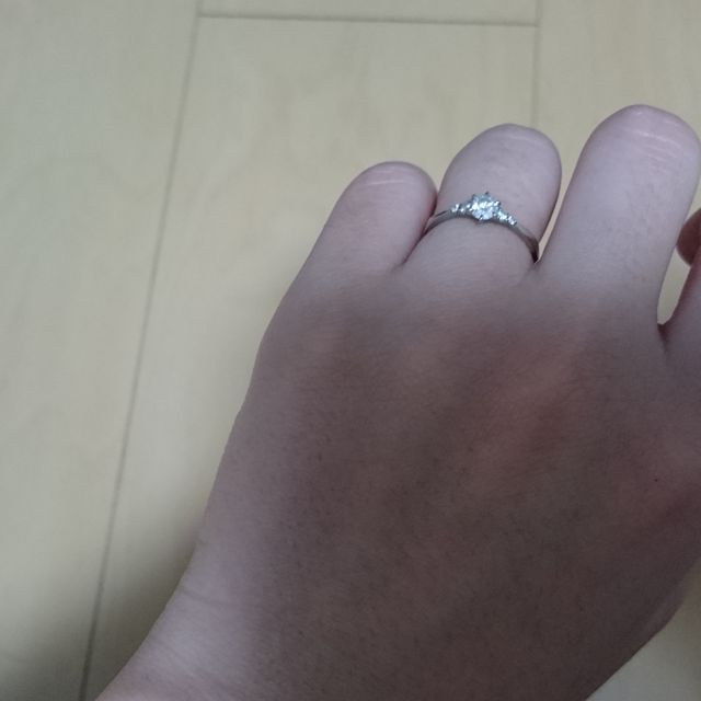 【Disney Cinderella(ディズニー シンデレラ)の口コミ】 もともとディズニーが好きでシンデレラのリングに決めていた。
指が細く見…