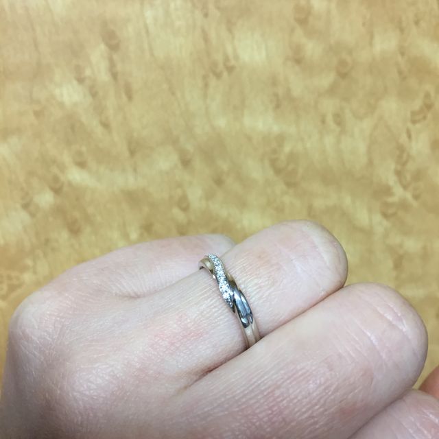 【銀座ダイヤモンドシライシの口コミ】 最初は深いvのデザインのものが欲しかったのですが、このベルファビオラは…