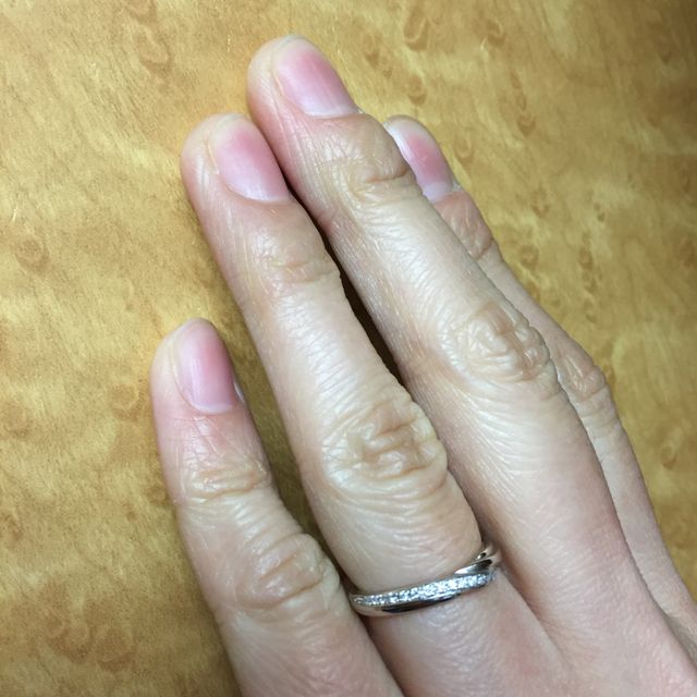 【銀座ダイヤモンドシライシの口コミ】 最初は深いvのデザインのものが欲しかったのですが、このベルファビオラは…