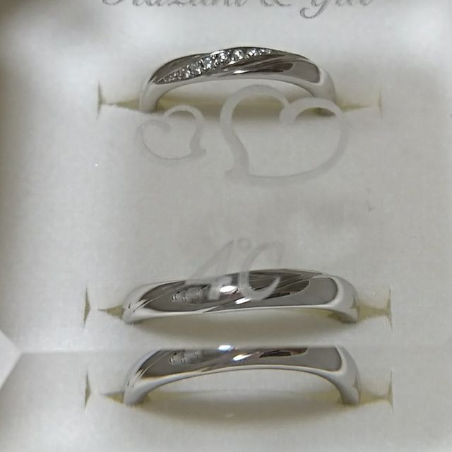 【4℃ BRIDAL(ヨンドシーブライダル)の口コミ】 ストレートも気になっていましたが、試着をしてみると、ひねりのあるデザ…