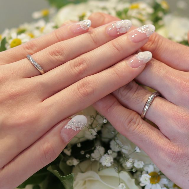 【4℃ BRIDAL(ヨンドシーブライダル)の口コミ】 ストレートも気になっていましたが、試着をしてみると、ひねりのあるデザ…