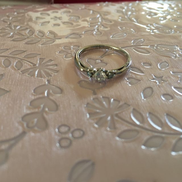 【サマンサシルヴァブライダルの口コミ】 主人が年下で収入も自分より低かった為、最初は婚約指輪を買ってもらうこ…