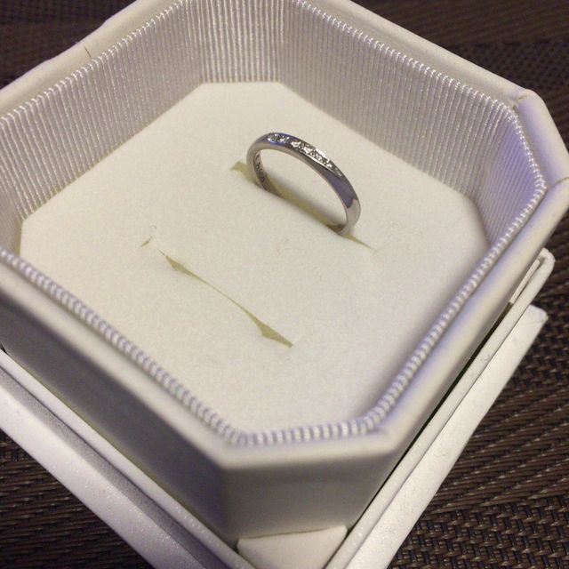 【4℃ BRIDAL(ヨンドシーブライダル)の口コミ】 シンプルで細めのストレートリングを探していて、この指輪がストライクで…