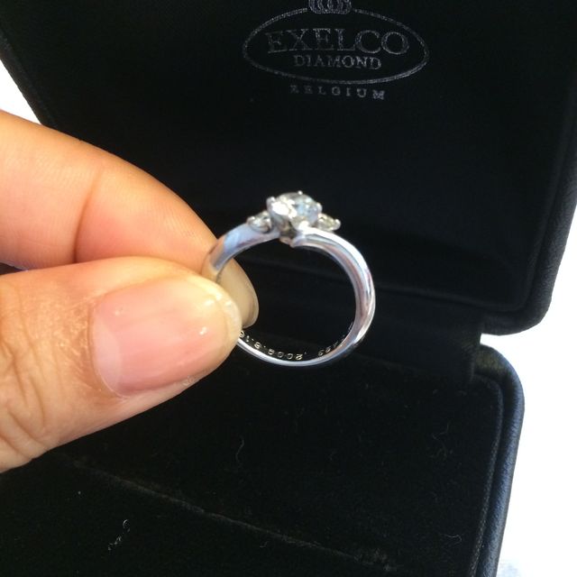 【エクセルコダイヤモンド(EXELCO DIAMOND)の口コミ】 クロスデザインが指をすっきりと綺麗に見せてくれます。メインのダイヤの…