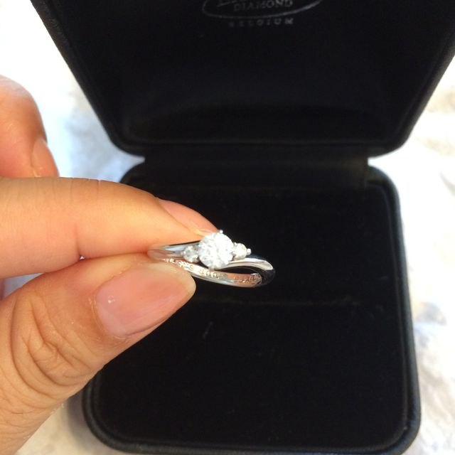 【エクセルコダイヤモンド(EXELCO DIAMOND)の口コミ】 クロスデザインが指をすっきりと綺麗に見せてくれます。メインのダイヤの…