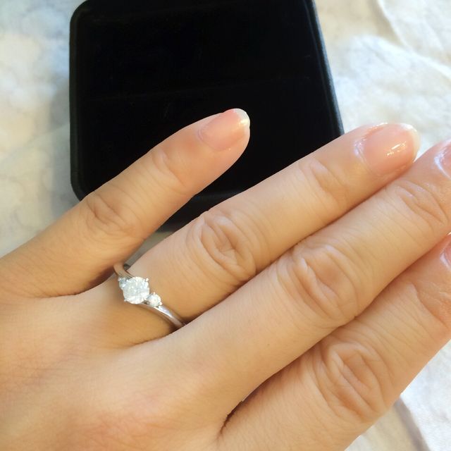 【エクセルコダイヤモンド(EXELCO DIAMOND)の口コミ】 クロスデザインが指をすっきりと綺麗に見せてくれます。メインのダイヤの…