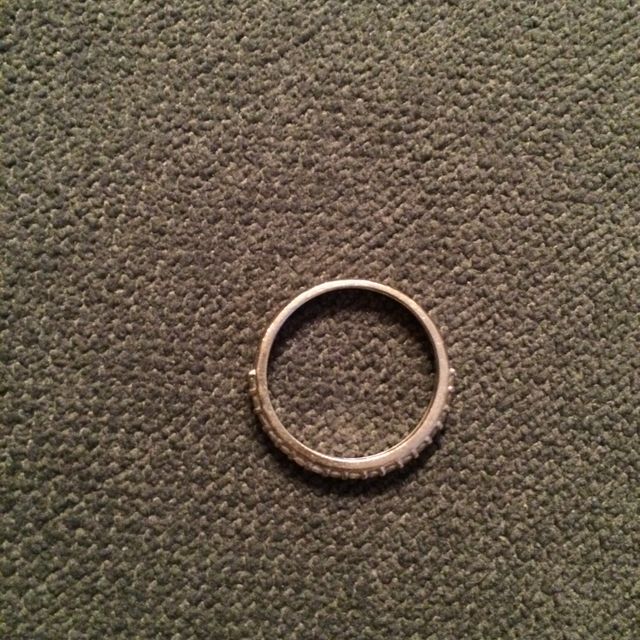 【Ponte Vecchio(ポンテヴェキオ)の口コミ】 石の敷き詰められた指輪。
前から私はリング周りに石が埋め込まれているも…