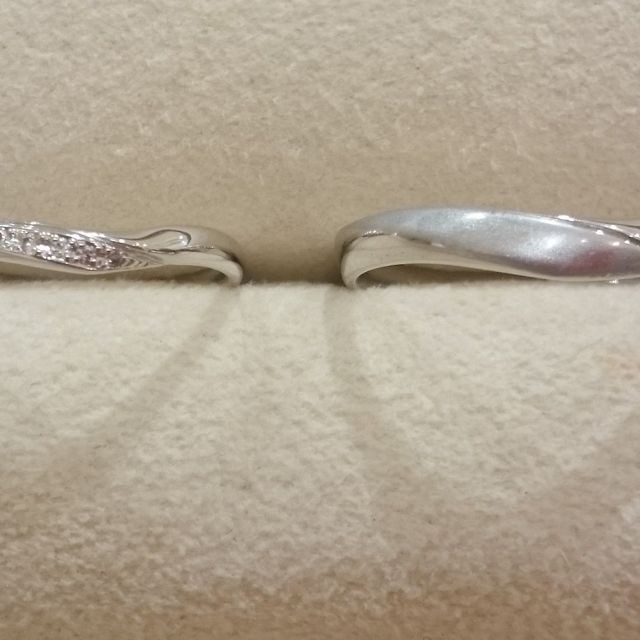 【Mariage ent(マリアージュエント)の口コミ】 婚約指輪だけでなく、結婚指輪にもダイヤを入れたくてこちらのSanteを選び…