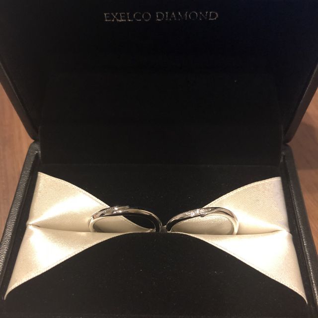 【エクセルコダイヤモンド(EXELCO DIAMOND)の口コミ】 太い指を細く見せるひねったデザイン。
ミル打ちがキラキラに見せるシンプ…