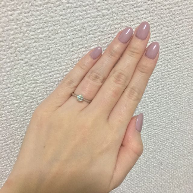 【エクセルコダイヤモンド(EXELCO DIAMOND)の口コミ】 婚約指輪はソリティアタイプに憧れていました。
結婚指輪との重ねづけもし…