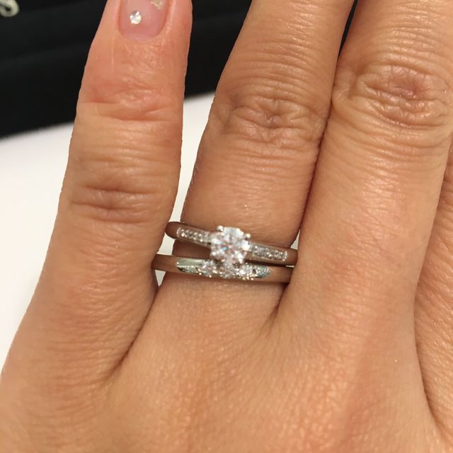 【MAUBOUSSIN(モーブッサン)の口コミ】 エンゲージらしいデザインであり、一粒ダイヤの両端にも小さいダイヤが散…