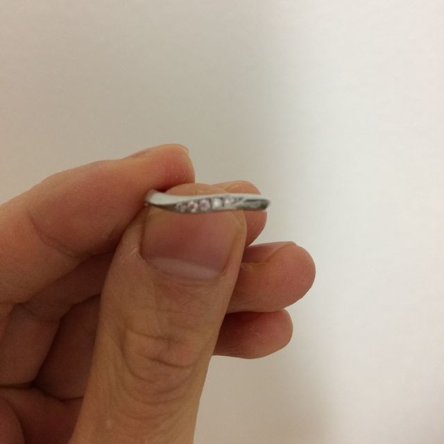 【ラザール ダイヤモンド(LAZARE DIAMOND)の口コミ】 斜めにダイヤが並んでいるこういうデザインのものが良かったので、初めて…