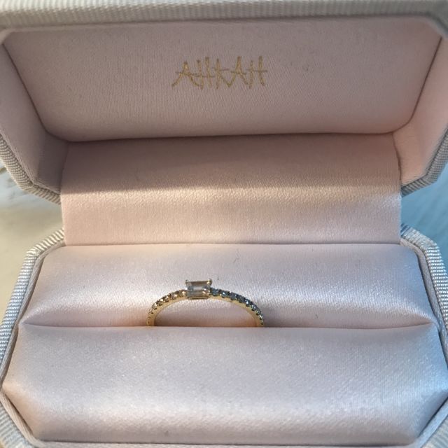 【AHKAH(アーカー)の口コミ】 私がAHKAHの婚約指輪に決めた一番の理由は、ダイヤのカットが四角で珍しか…