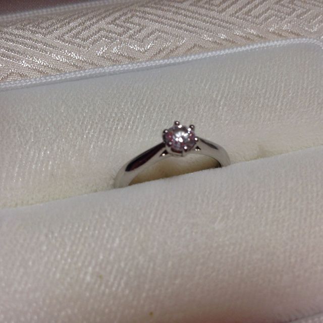 【谷口宝石の口コミ】 沢山のブランドの指輪を試着しましたが、
ブランド料金ばかりが高くダイヤ…