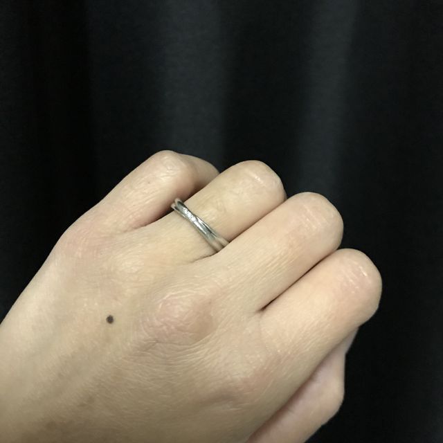 【JEWELRY  KAMATA(ジュエリーかまた)の口コミ】 お店のショーケースを見て自分達好みのリングを見つけると、店員さんがデ…