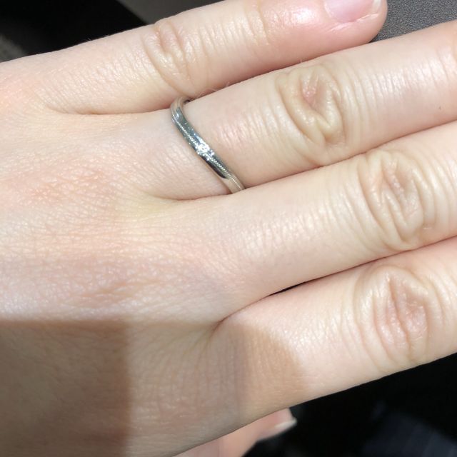 【アイプリモ(I-PRIMO)の口コミ】 この指輪はミル打ちがウェーブの形に沿ってなめらかにデザインされており…
