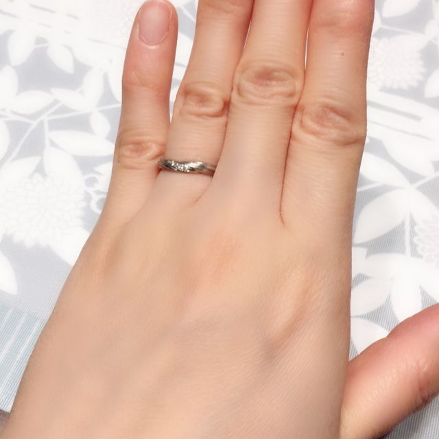 【アイプリモ(I-PRIMO)の口コミ】 流れのあるラインで、ストレートのものより指が綺麗に見えるのでこちらに…