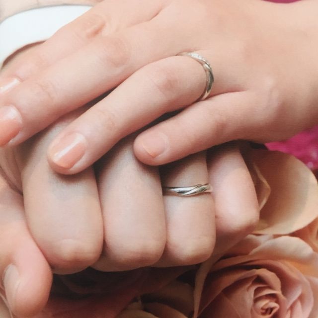 【GALA JEWELRY(ガラジュエリー)の口コミ】 女性用はダイヤが7つもちりばめられていて、角度によってかなりキラキラし…