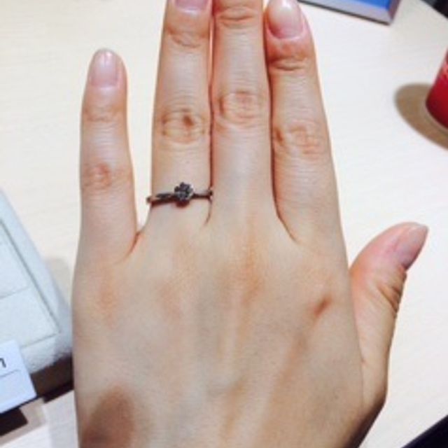 【TRECENTI(トレセンテ)の口コミ】 リングの内側が平打ちではなくラウンド状になっているので、指にあたる面…