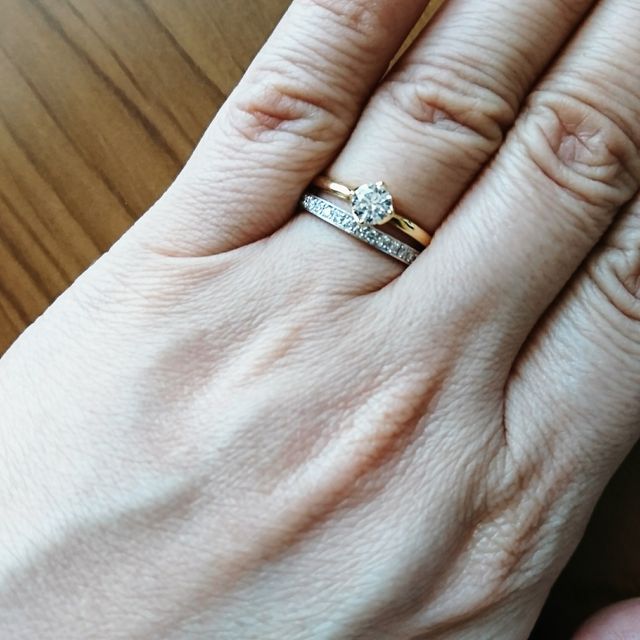 【俄(にわか)の口コミ】 結婚指輪はエタニティリングにしたかったのでシンプルなソリティアタイプ…