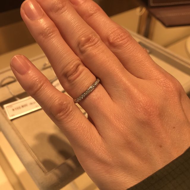 【ギンザタナカブライダル(GINZA TANAKA BRIDAL)の口コミ】 ハーフエタニティリング、レールで挟んでいるタイプですので、引っ掛かり…