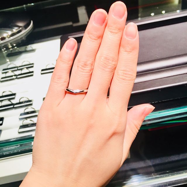 【ラザール ダイヤモンド(LAZARE DIAMOND)の口コミ】 私は手のひらが大きくて指が短いので指がキレイに見えるゆるやかなVライン…