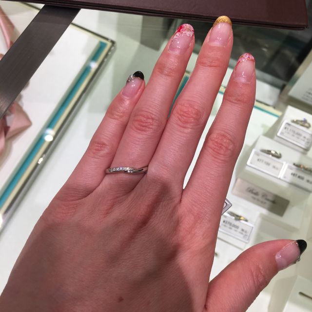 【ギンザタナカブライダル(GINZA TANAKA BRIDAL)の口コミ】 シンプルなデザインで男女問わずつけやすい感じが多かった。大人でダイヤ…