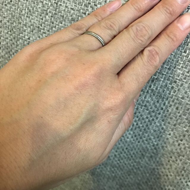 【ティファニー(Tiffany & Co.)の口コミ】 毎日する結婚指輪なので、シンプルで飽きのこないものと決めて選びました…