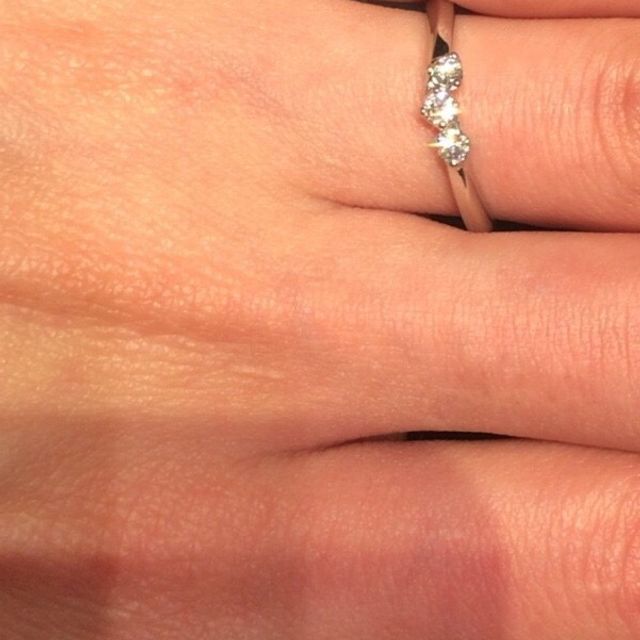 【銀座ダイヤモンドシライシの口コミ】 婚約指輪をなしにしていたので、ダイヤが入っていてキラキラしているもの…