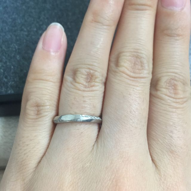 【アイプリモ(I-PRIMO)の口コミ】 二人とも指がまっすぐタイプなので、このデザインはそういう指の人に生え…