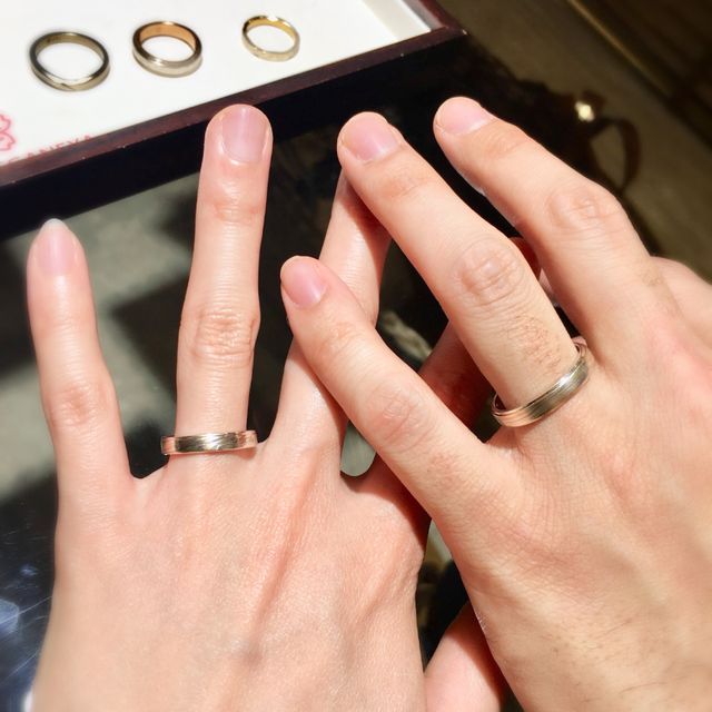 【杢目金屋(もくめがねや)の口コミ】 様々な種類を試着させていただきましたが、私達は緩いV字の「木目つむぎ」…