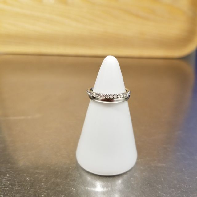 【Ponte Vecchio(ポンテヴェキオ)の口コミ】 結婚指輪のジャンルですが、石ありなので婚約指輪として購入。
他で購入予…