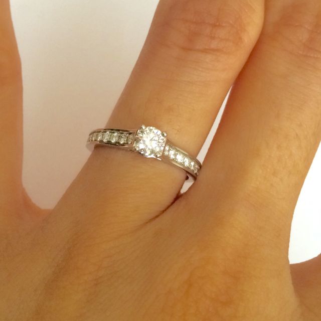【カルティエ(Cartier)の口コミ】 シンプルだけど、エンゲージリングとわかるような上品なデザイン。主人も…