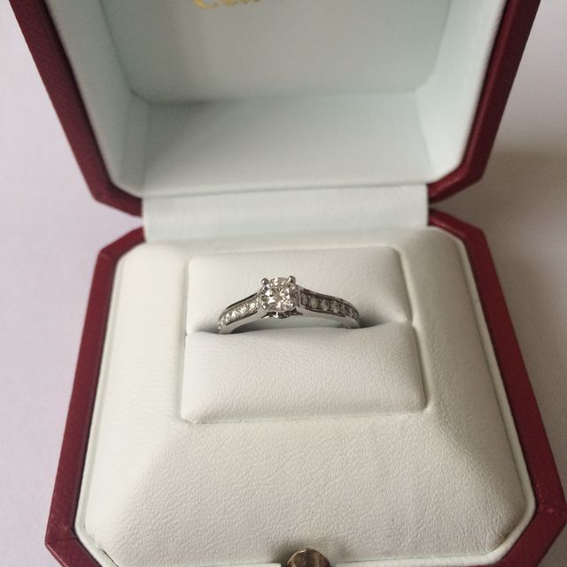 【カルティエ(Cartier)の口コミ】 シンプルだけど、エンゲージリングとわかるような上品なデザイン。主人も…