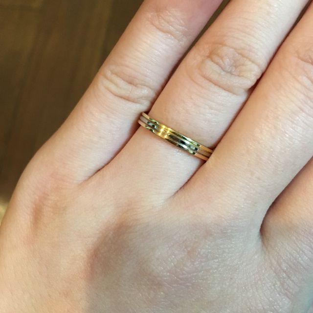 【カルティエ(Cartier)の口コミ】 プラチナのシンプルなものは嫌だったので、3色のゴールドが使われているこ…