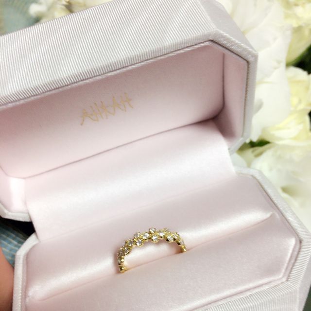 【AHKAH(アーカー)の口コミ】 ハーフエタニティのデザインが決め手です。
ベタな婚約指輪のデザインで大…